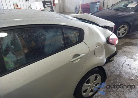 2018 Kia Forte Lx z USA, uszkodzony, nr VIN 3KPFK4A72JE183773